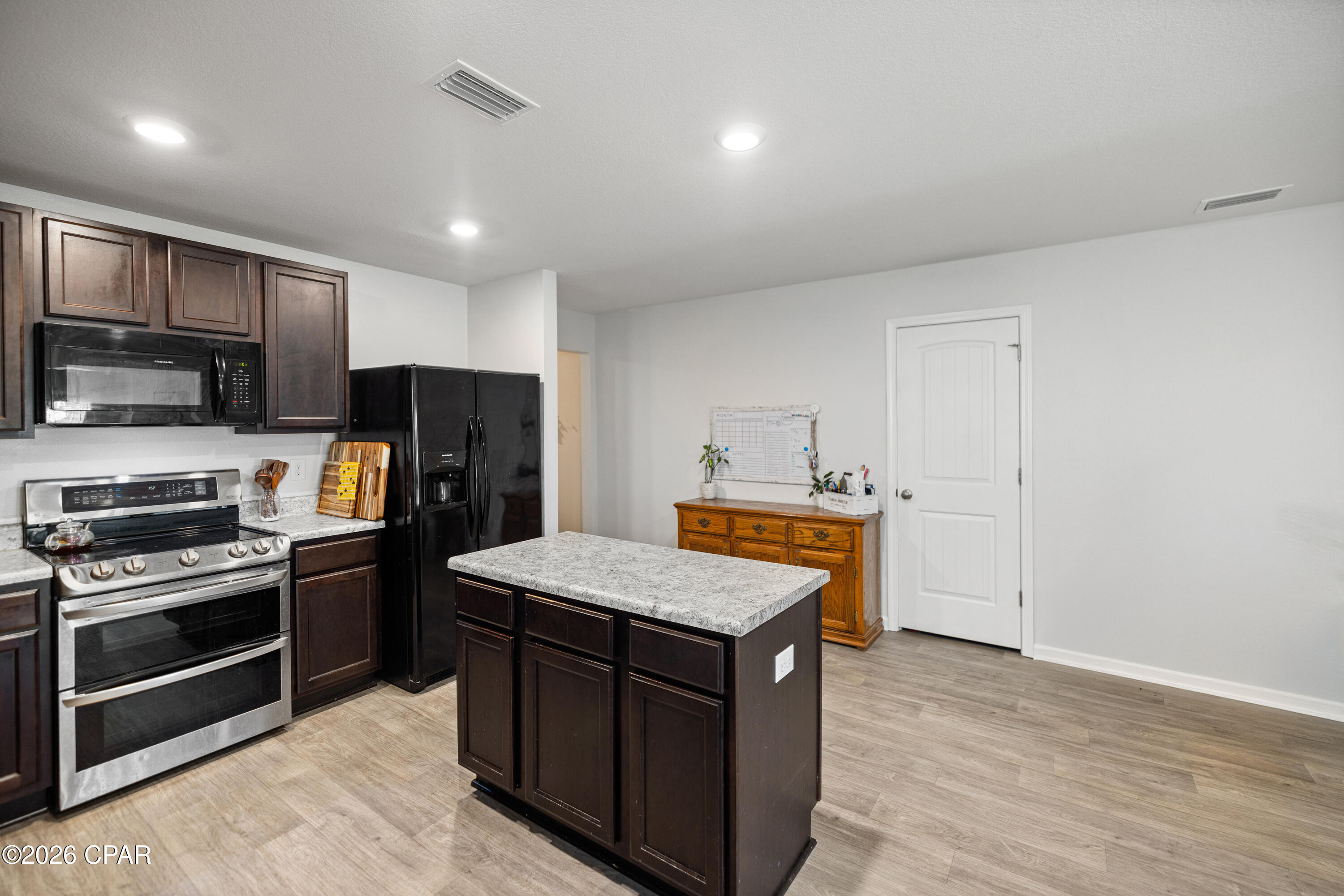 Listing photo id 6 for 3920 Whitehead Boulevard