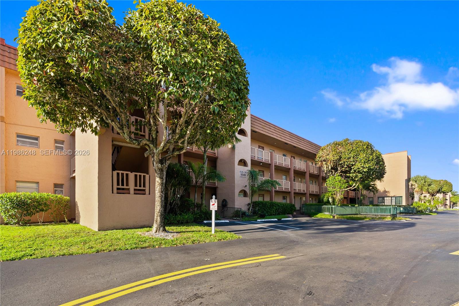 Sunrise Lakes 140 Condo