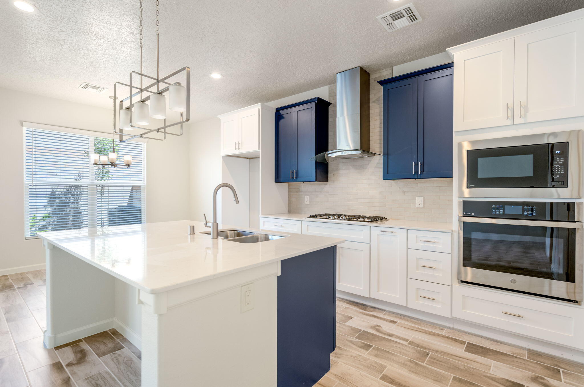 Photo 3 — 4320 Wymont Circle NE