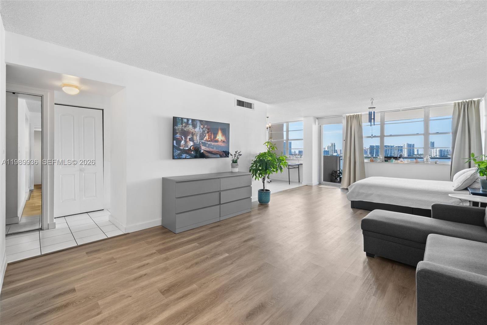 Winston Towers 100 Condo