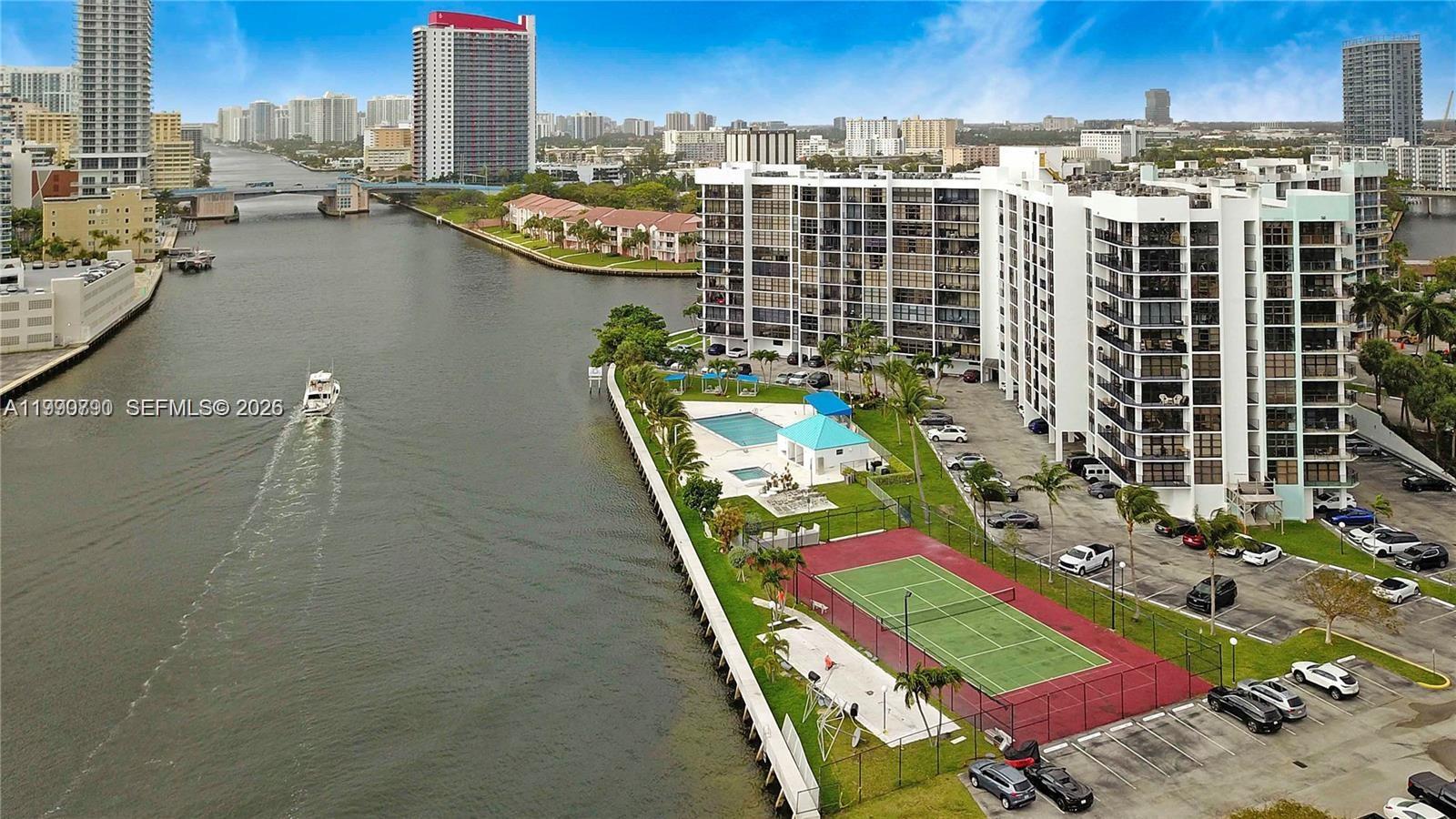 200 Leslie Condo