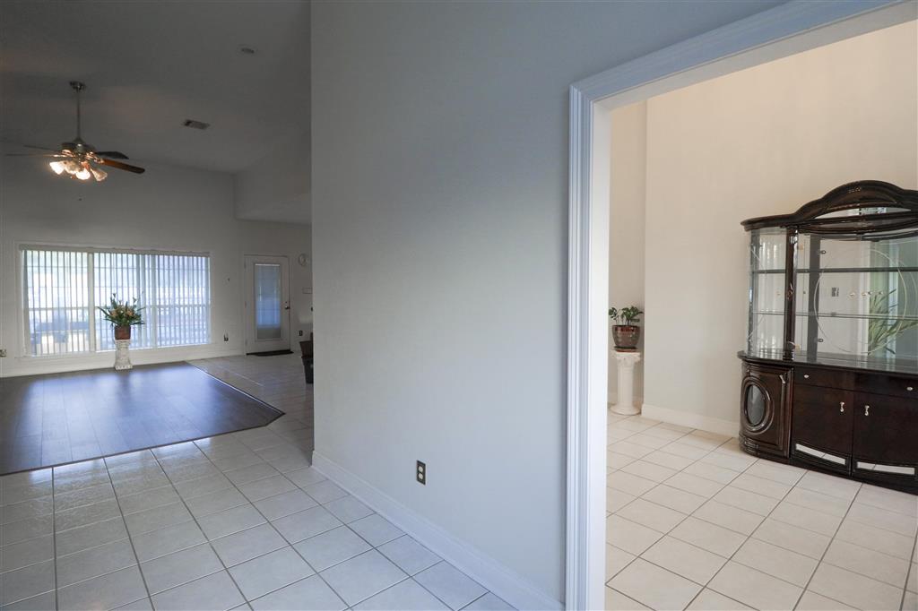 612 Colonial Dr Drive — photo 2