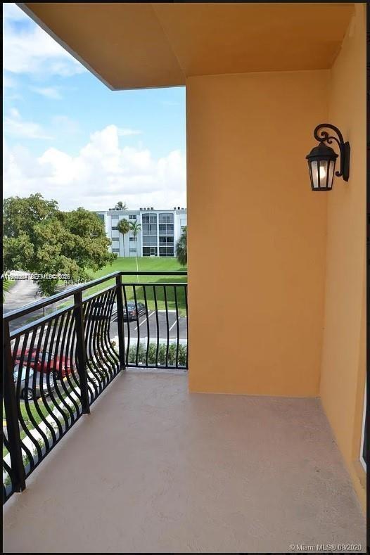 Elegant master bedroom retreat at 555 Dania Beach Blvd - Condo in Dania Beach