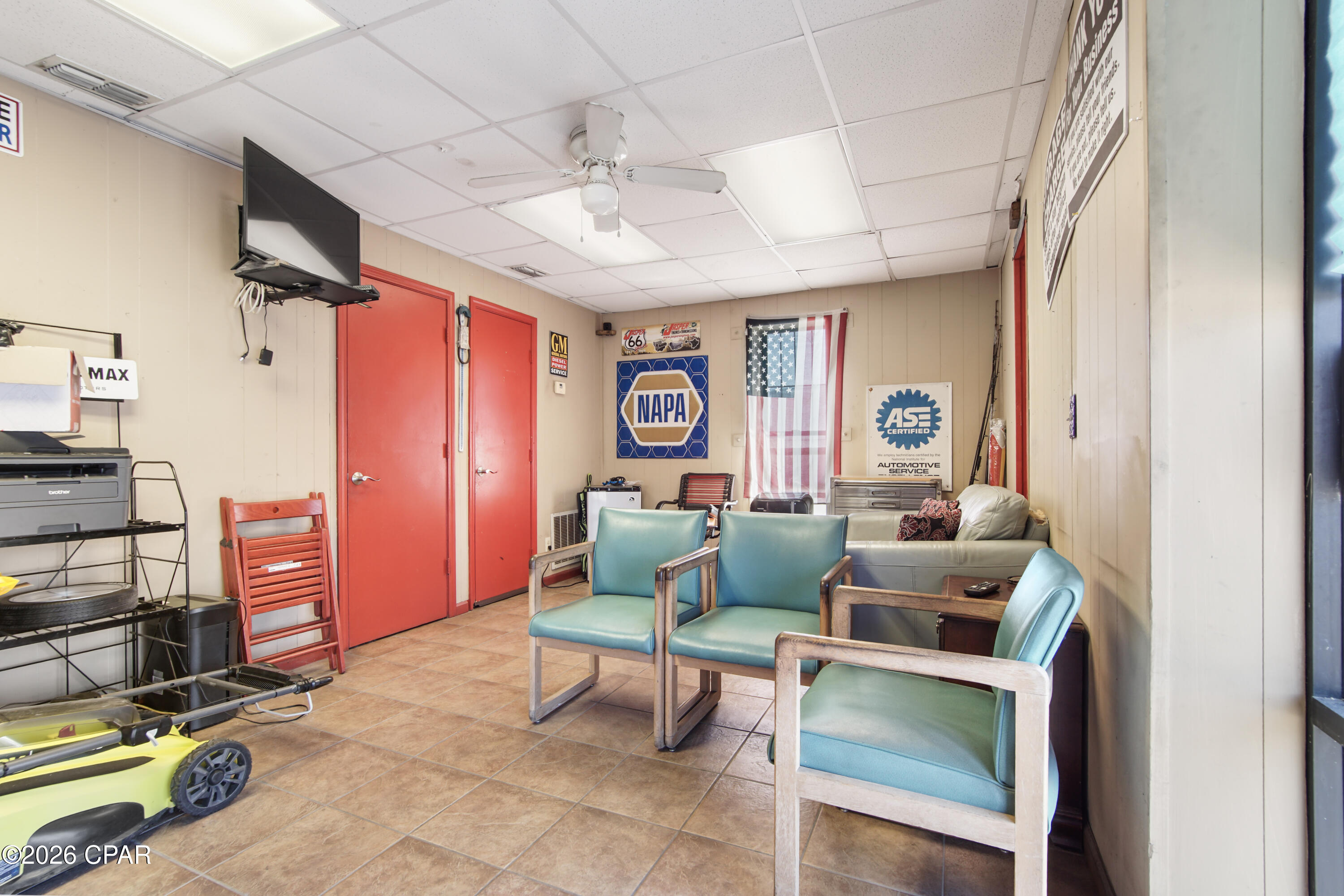 Listing photo id 10 for 1900 East Avenue