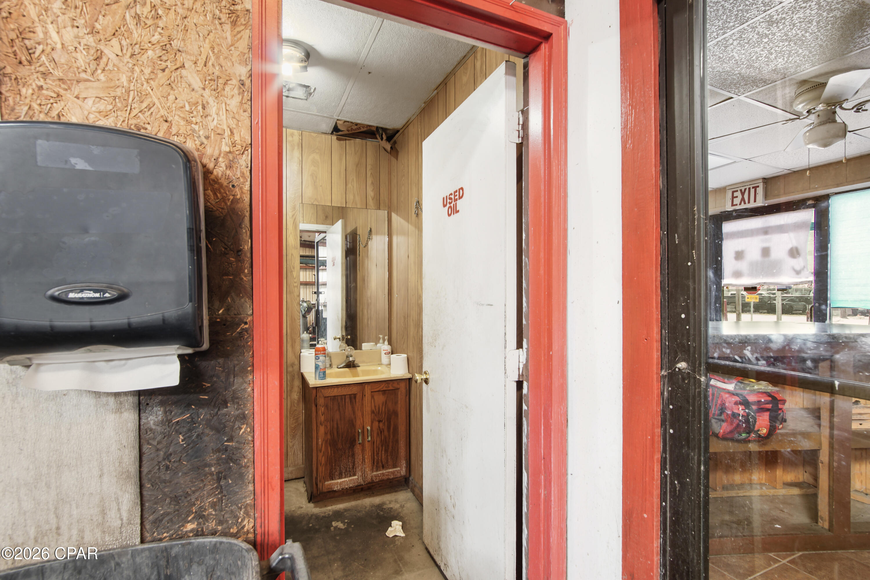 Listing photo id 3 for 1900 East Avenue