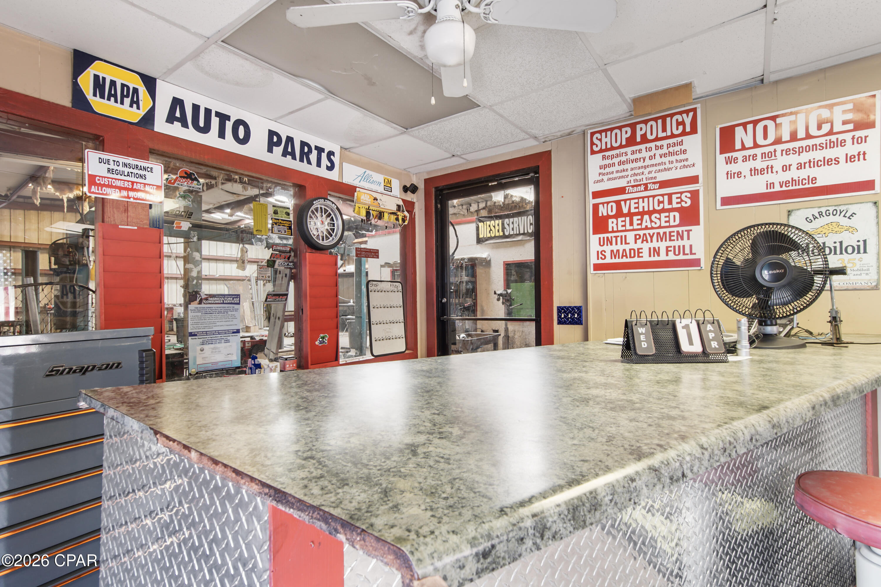 Listing photo id 9 for 1900 East Avenue