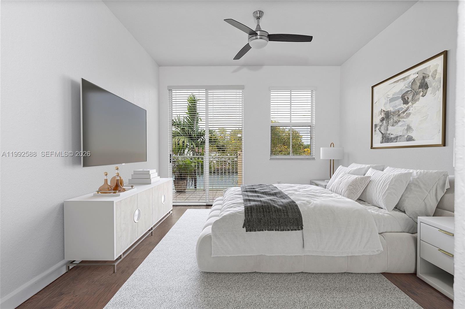 Fontainbleau Lakes Courty