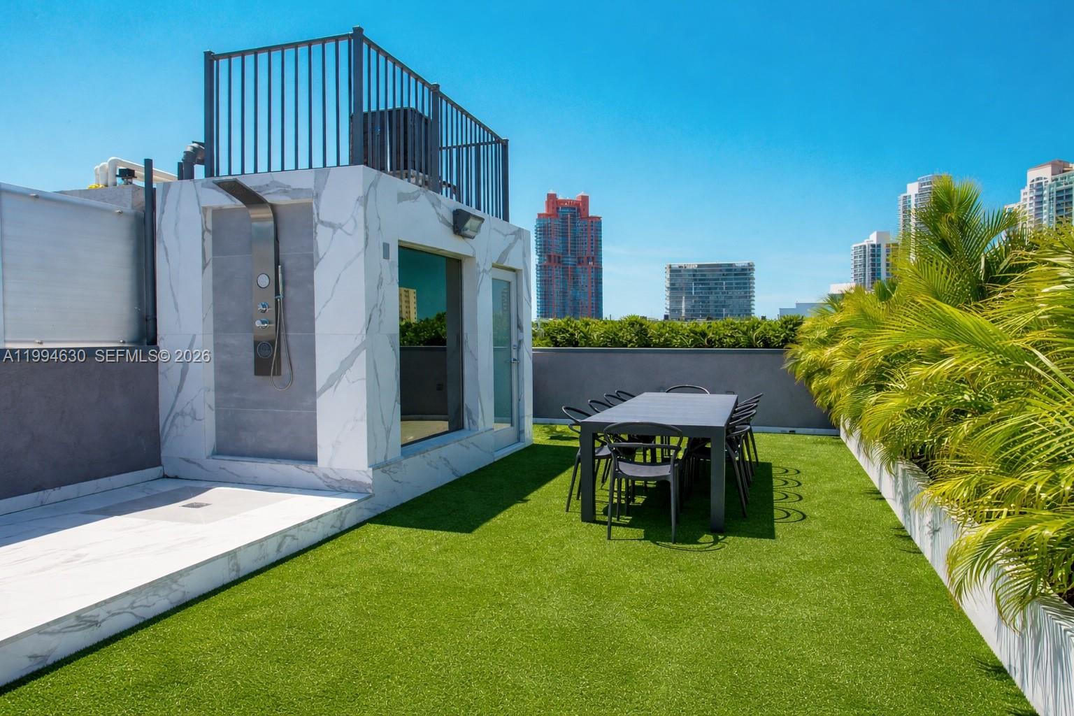 Rare South of 5th Townhouse with 600+SqFt private roof deck. 3 bedrooms, 3 full bathrooms and private parking spot in covered garage. Located in a boutique building of only 4 units. 5 blocks to the ocean. Quick distance to 5th and Alton Shopping Center and best restaurants South of Fifth.