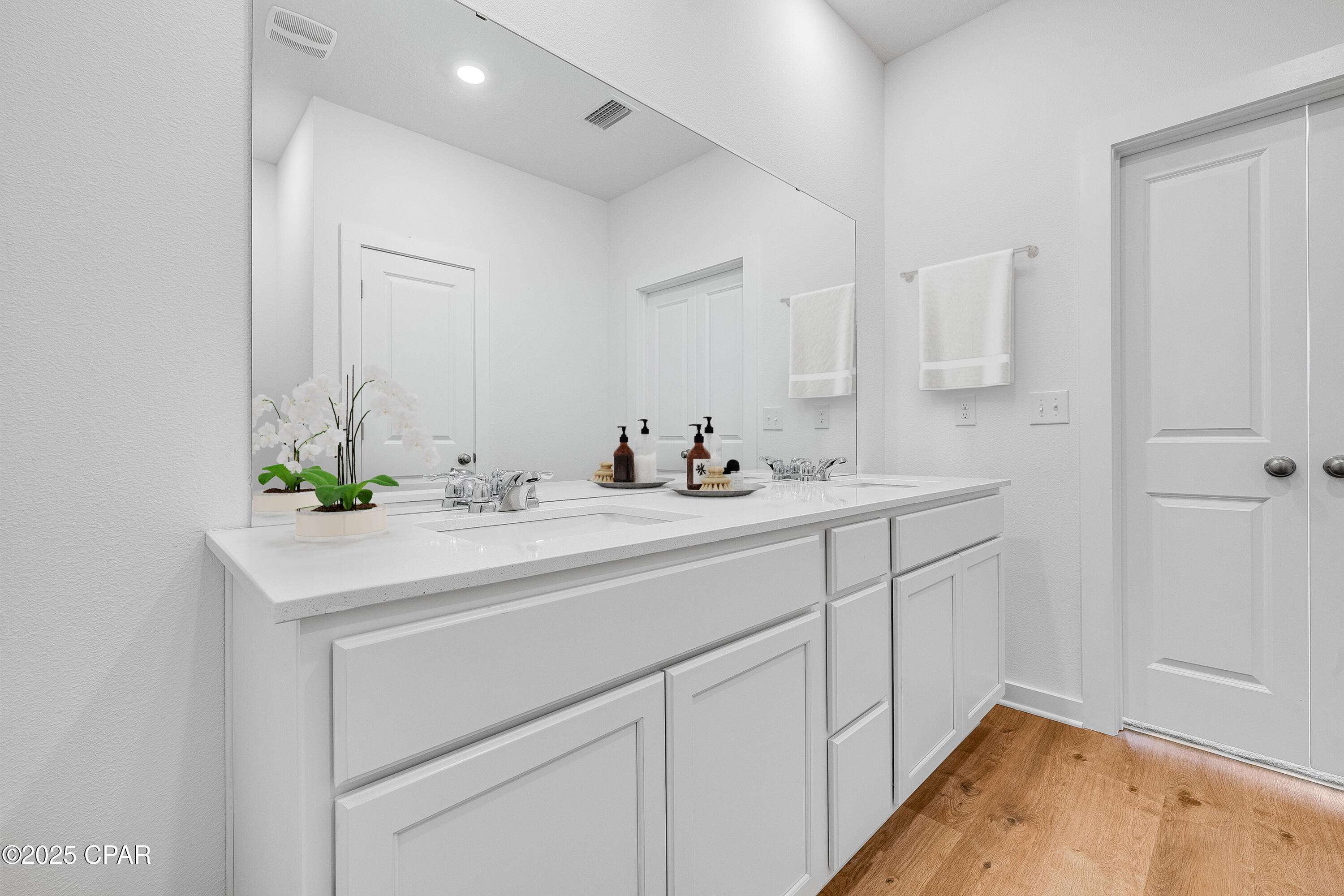 Listing photo id 15 for 3933 Alwyn Cashe Avenue 42