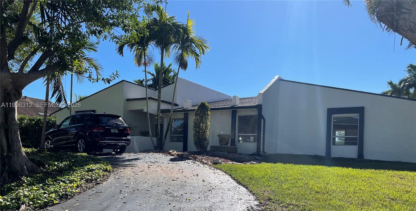 Single family home in the canal with an amazing layout and screened pool to enjoy. The property offers 4 bedrooms, 3 bathrooms, and an open kitchen.