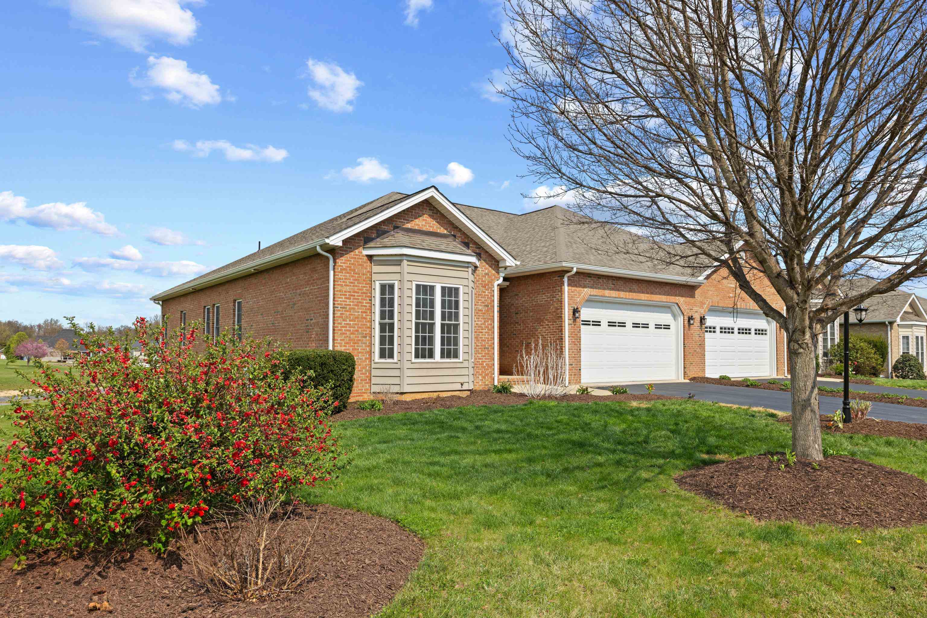 320 PETROS DR exterior