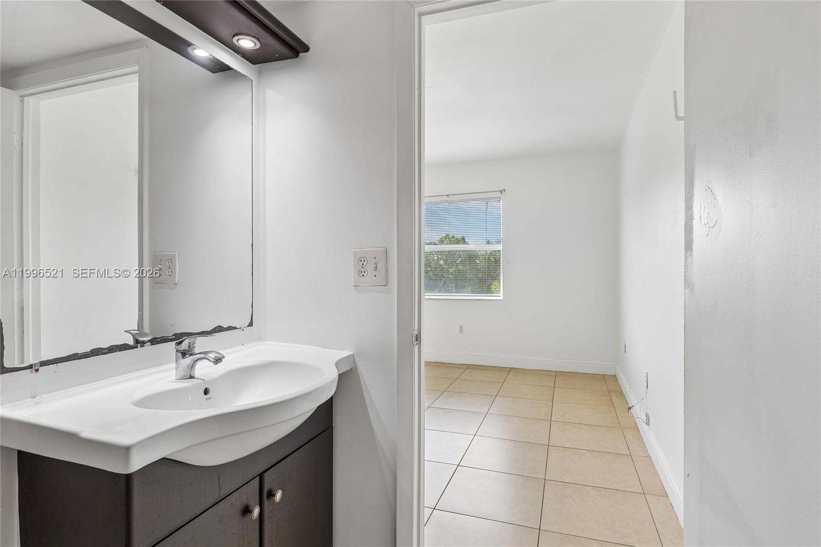Elegant master bedroom retreat at 4137 Stirling Rd - Condo in Dania Beach