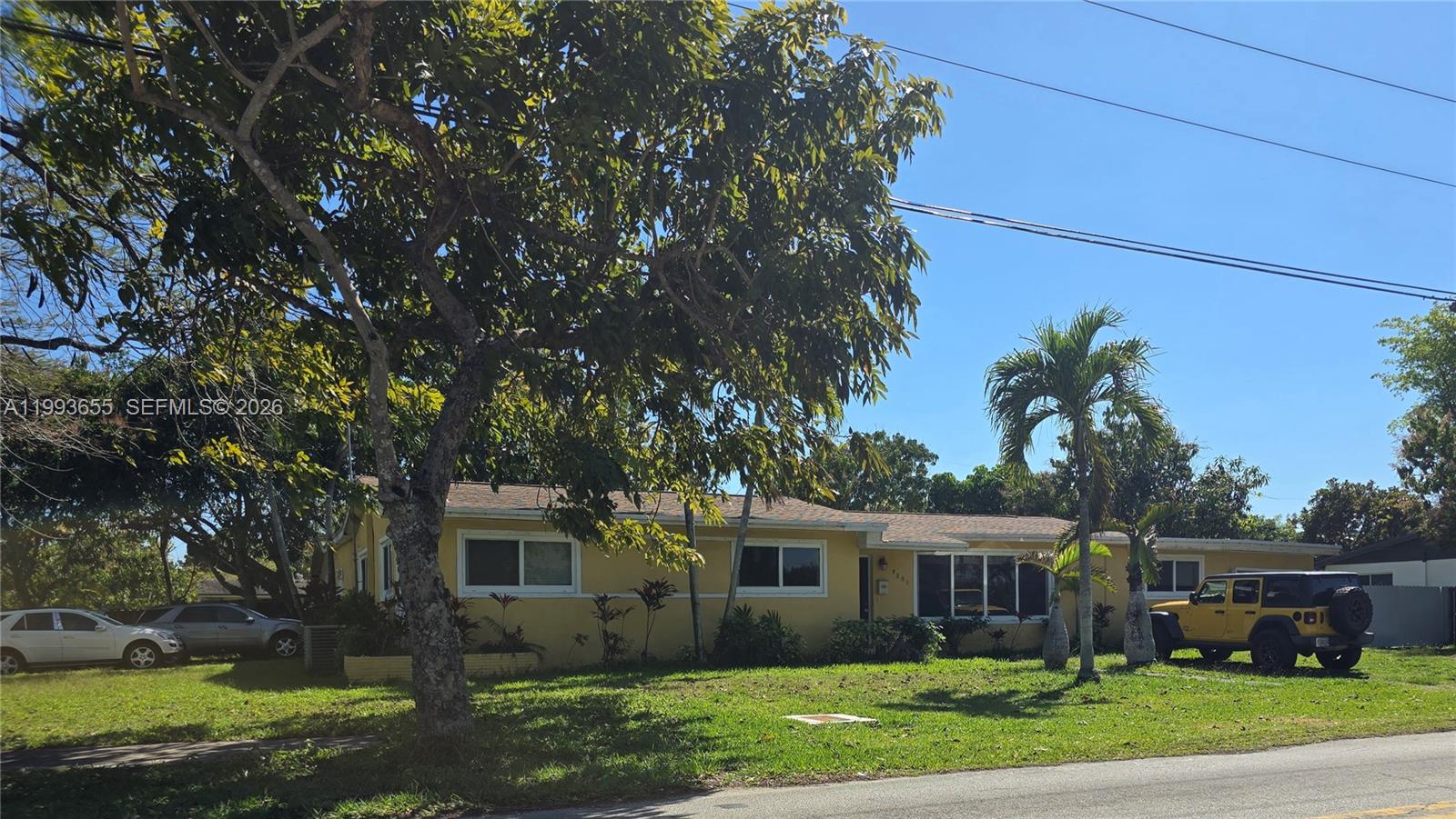 .Great location in Palmetto Bay. Large family welcome. 6 bedrooms and 3 baths. Large patio, room for a boat.