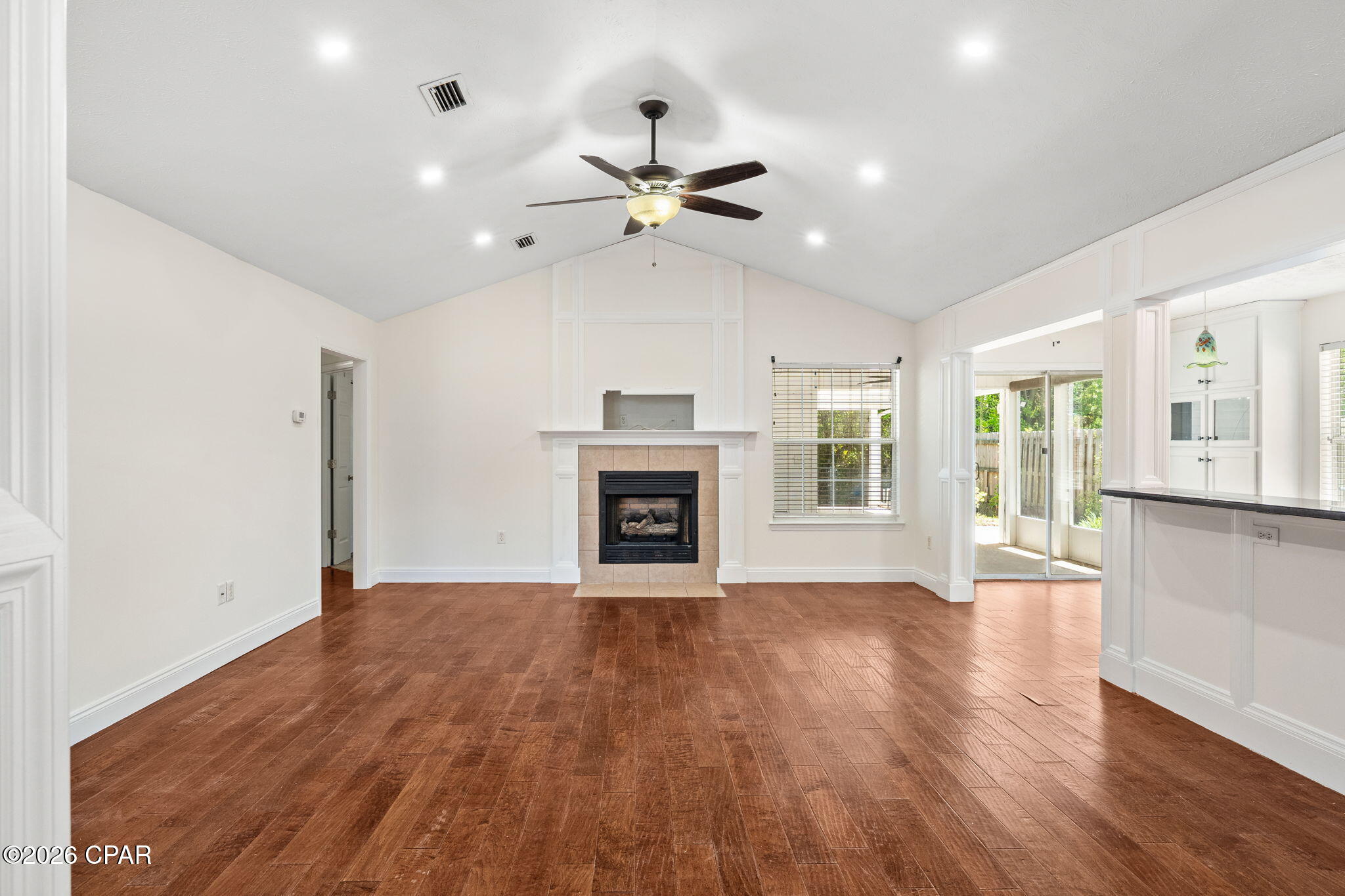 Listing photo id 8 for 607 Timbers Crossing