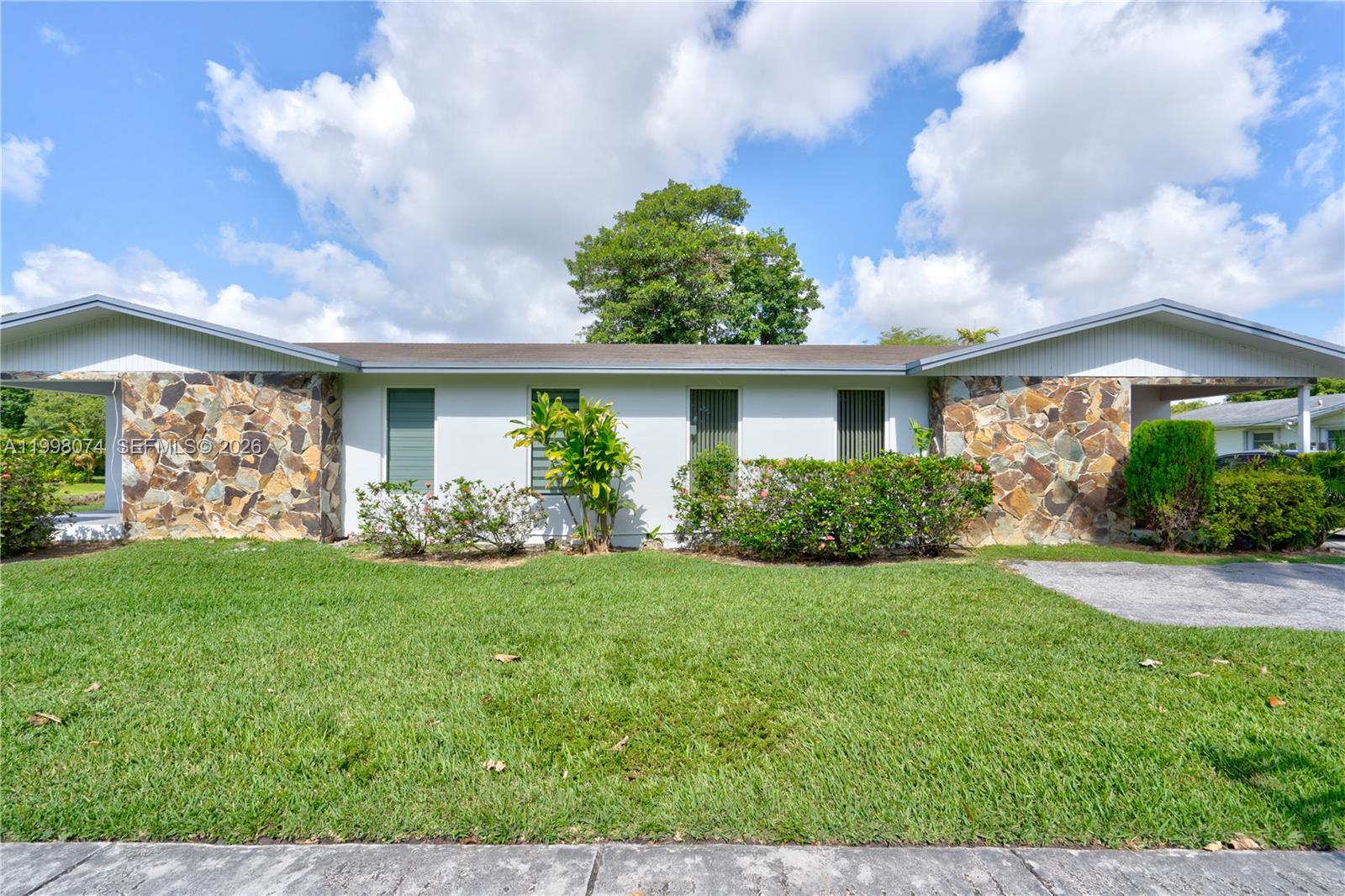 Unit completely renovated. New porcelain floor and New Kitchen cabinets with new stain steel appliances. Access to the best schools in the area. New roof and Landscaping service is included