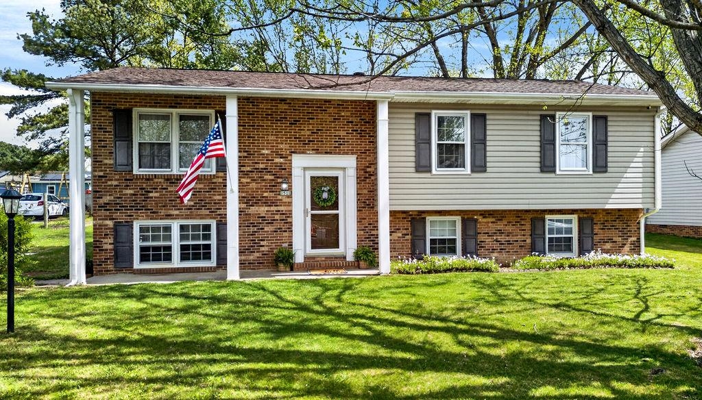 51 BRIARWOOD CIR, Staunton, VA 24401