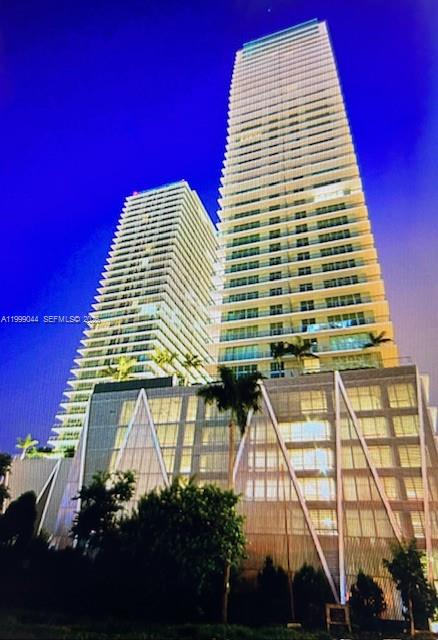 AWESOME SPLIT 2 + 2 PLAN IN BEST CORNER UNIT IN BUILDING, IN THE BRICKELL AREA AND WALKING DISTANCE TO MARY BRICKELL VILLAGE, THE CITY CENTER, SUPERMARKETS, PHARMACIES, RESTAURANTS AND NIGHT LIFE. FLOOR-TO-CEILING WINDOWS ALLOWING LOTS OF LIGHT. WRAP AROUND BALCONY WITH SPECTACULAR CITY AND BAY WATER VIEWS, WALKING CLOSETS, CARPET FLOORS, GRANITE COUNTERTOPS, SS APPLIANCES, WASHER/DRYER INSIDE UNIT. LARGE MASTER BATH WITH SEPARATE TUB AND SHOWER. TWO POOLS, GYM, MEDIA RM, POOL TABLES, BUSINESS CENTER, MANAGEMENT ON SITE. UNIT CURRENTLY VACANT.