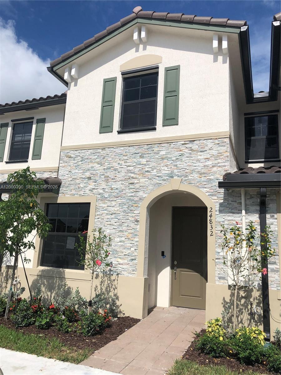 BEAUTIFUL VILLA LIKE A TOWNHOUSE AT ISOLA COMMUNITY 3 BED / 2.5 BATHS, TILE ON FIRST FLOOR. KITCHEN WITH SS APLIANCES, NICE PATIO, LARG WALK-IN CLOSET IN THE MASTER BEDROOM, BIG FAMILY ROOM AND HALF BATHROOM DOWNSTAIRS, WASHER AND DRYER INSIDE THE UNIT. GREAT LOCATION. NEAR TURNPIKE.