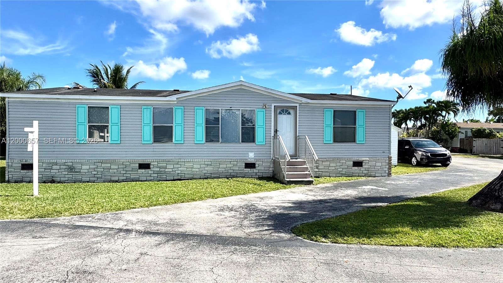 Fantastic Mobil home, large 3/2 located in Coco walk Estates. Ten minutes from the outlet mall in Florida City, minutes from the front the Bay Park and the Marina. Minutes from one of the largest Wall Mart in South Florida Open 24 hours, surrounded for great restaurants, and nice shopping centers. Five minutes from the US 1, and 10 minutes from the Turnpike. 40 minutes from the Miami International Airport. Variety of places to enjoy. Minutes away from Key Largo. Quite, clean, safe and secure neighborhood. GATED COMMUNITY WITH SECURITY SERVICE AND CLUB HOUSE. Ready to move in!!!
