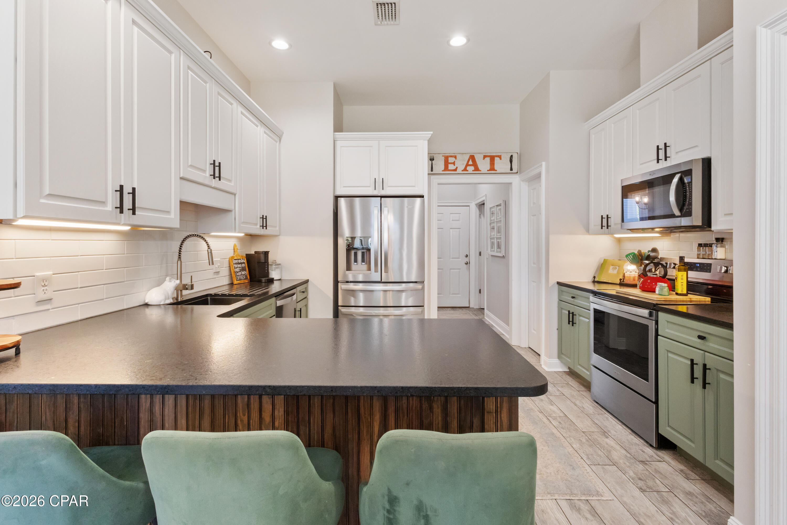 Listing photo id 2 for 3308 Country Club Drive