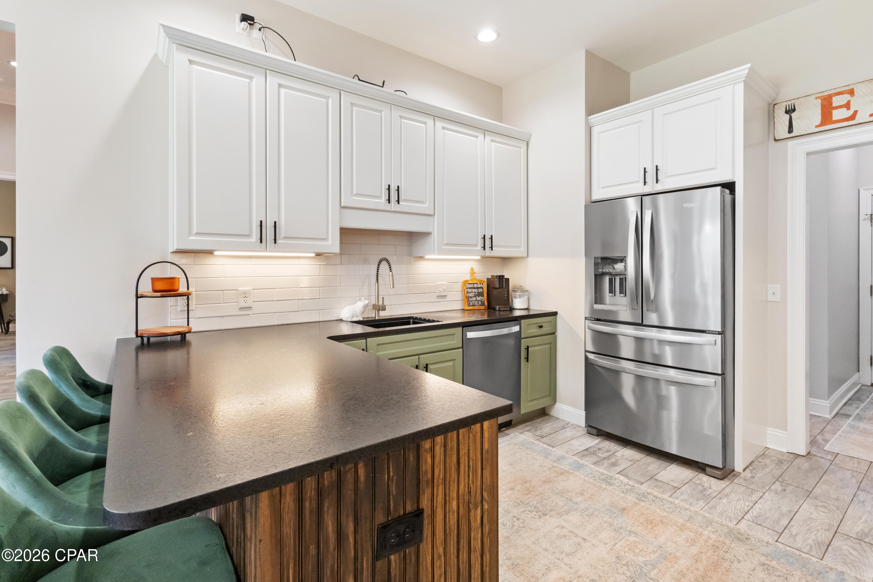 Listing photo id 3 for 3308 Country Club Drive