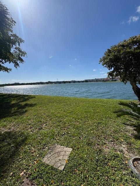 Elegant master bedroom retreat at 14621 Balgowan Rd - Townhouse in Miami Lakes