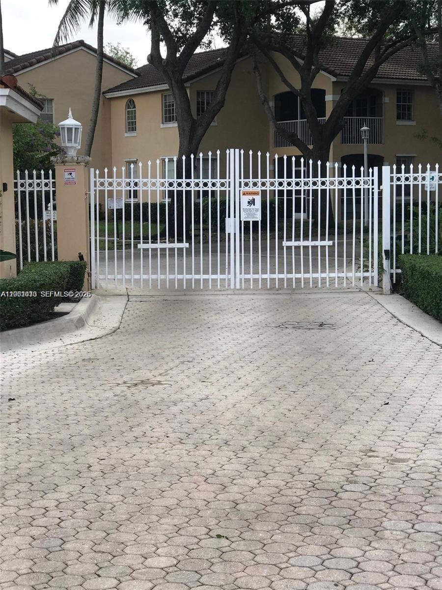 Elegant master bedroom retreat at 14621 Balgowan Rd - Townhouse in Miami Lakes