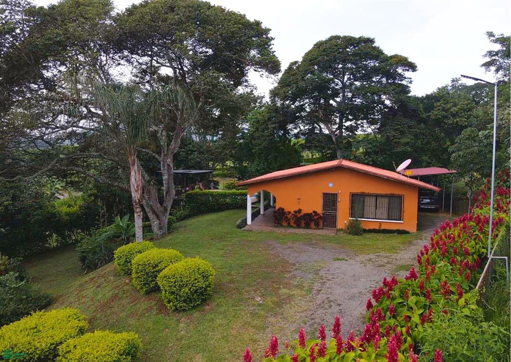 Casa con Amplio Terreno, Vista y Piscina Privada