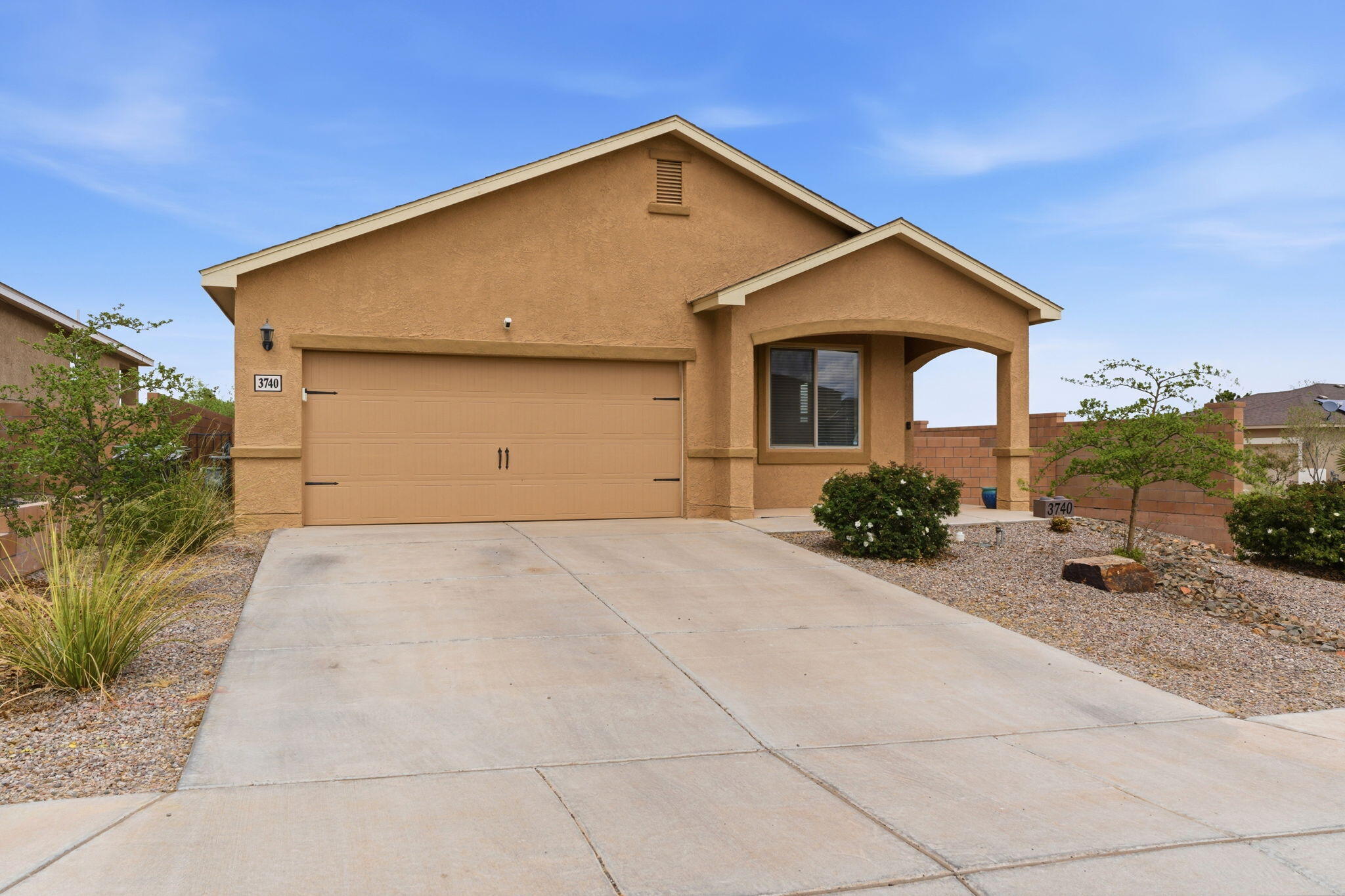 Clean, move in ready single story in Rio Rancho featuring an open concept layout with spacious living and dining areas. Kitchen offers a breakfast bar, granite countertops, stainless steel appliances, and ample prep space, flowing seamlessly into the main living area for easy entertaining. Primary suite includes a large walk in closet and private bath with walk in shower. Additional bedrooms provide flexibility for guests or office use. Enjoy a low maintenance backyard with covered patio. Two car garage and convenient location near schools, parks, and shopping.