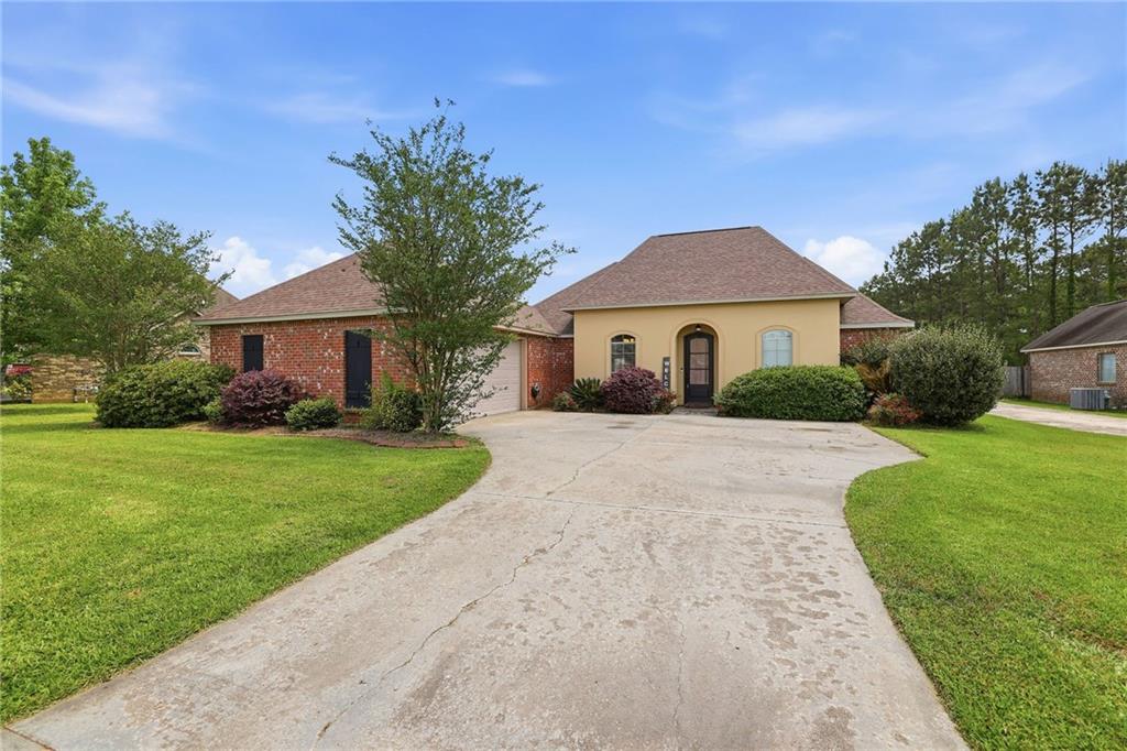 Homes for sale in Denham Springs, LA | 38606 Red Bud Ln, Denham Springs, LA 70706 | MLS# 2553244