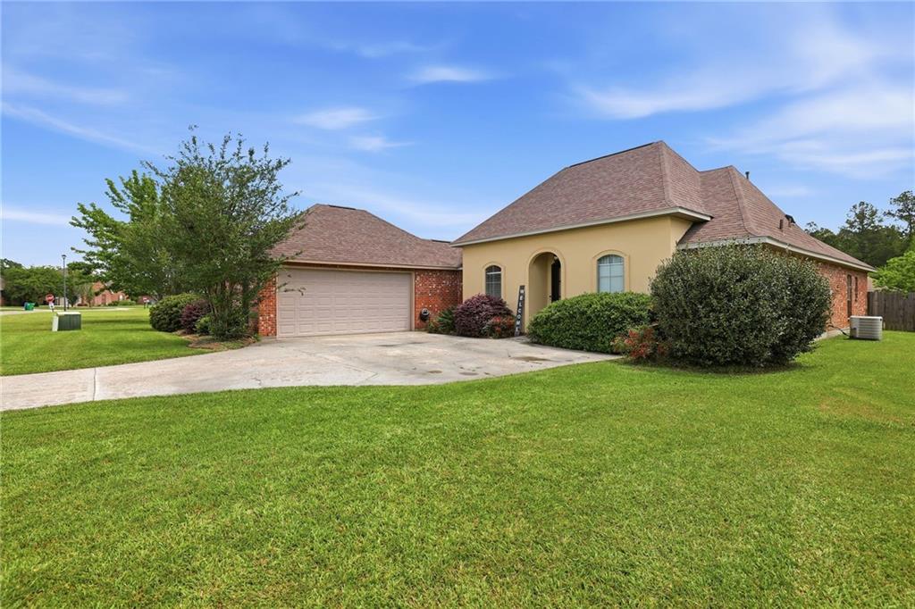 Homes for sale in Denham Springs, LA | 38606 Red Bud Ln, Denham Springs, LA 70706 | MLS# 2553244