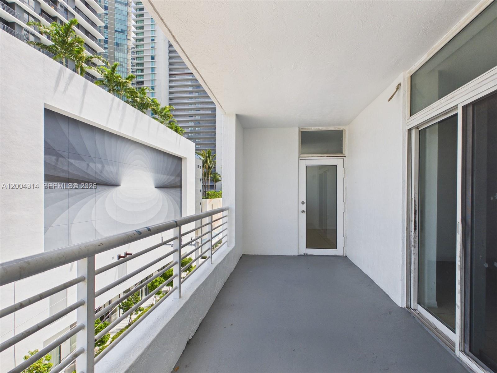 425 NE 30th St 604