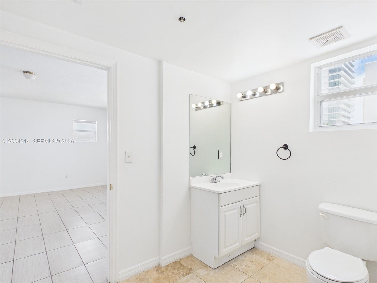 425 NE 30th St 604