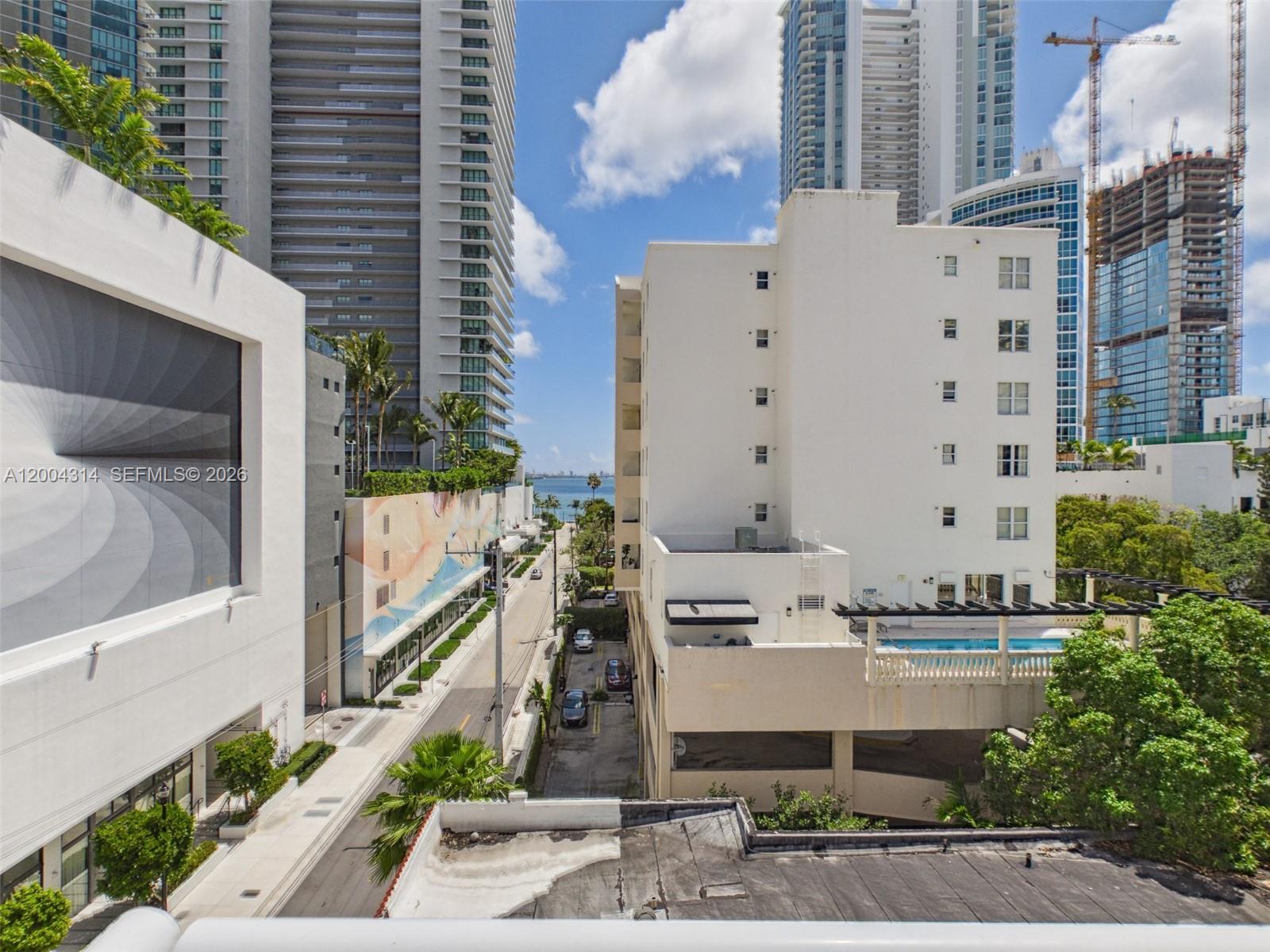 425 NE 30th St 604