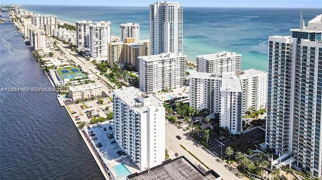 Residences On Hollywood B