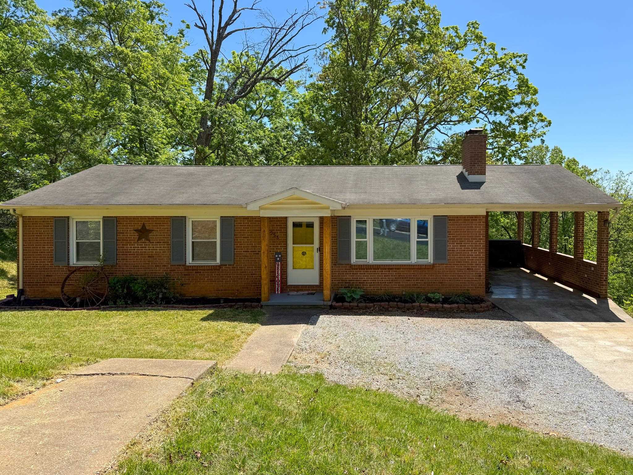 553 HILLTOP DR, Staunton, VA 24401