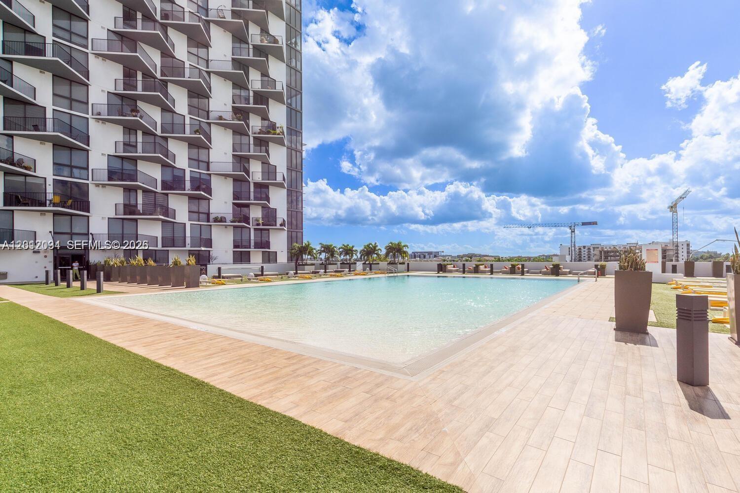 5252 Paseo Condo