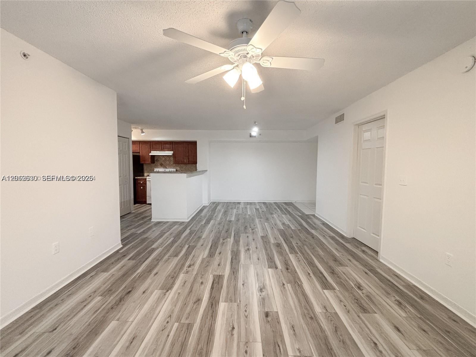 Devonaire Condo At Pembro