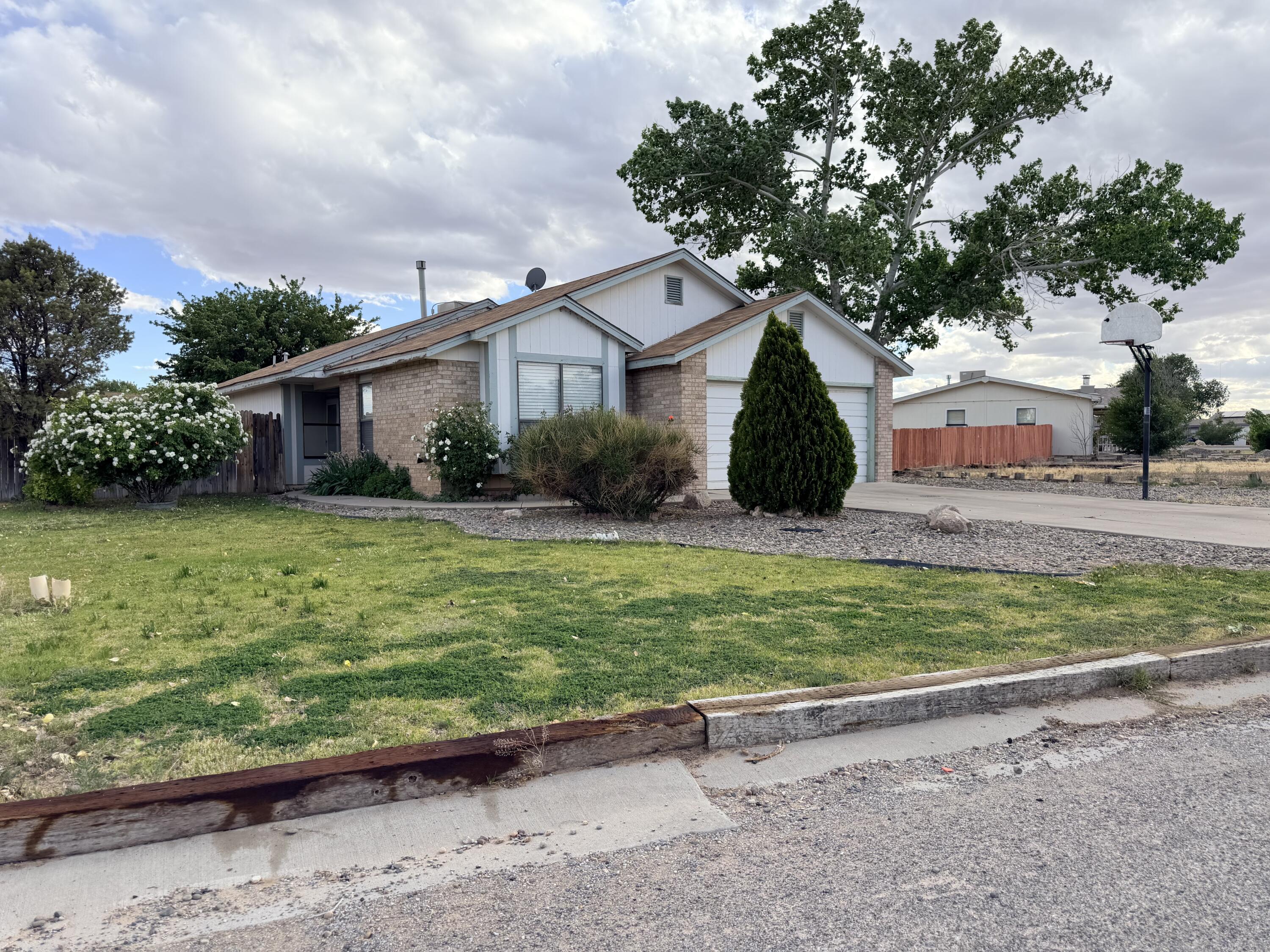 Homes for sale in Los Lunas, NM | 4 Owens Dr, Los Lunas, NM 87031 | MLS# 1103057
