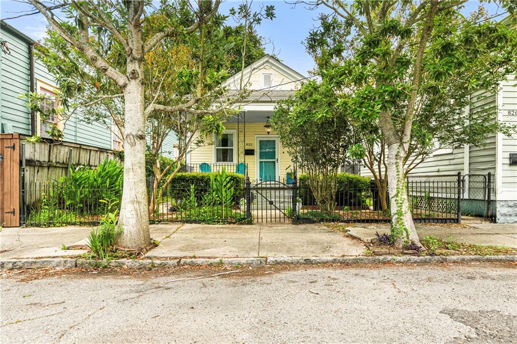 Photo 1 of Single family home for sale at 822 Clouet St, New Orleans, LA 70117 | MLS# 2557036 | Listing updated on 2026-09-03