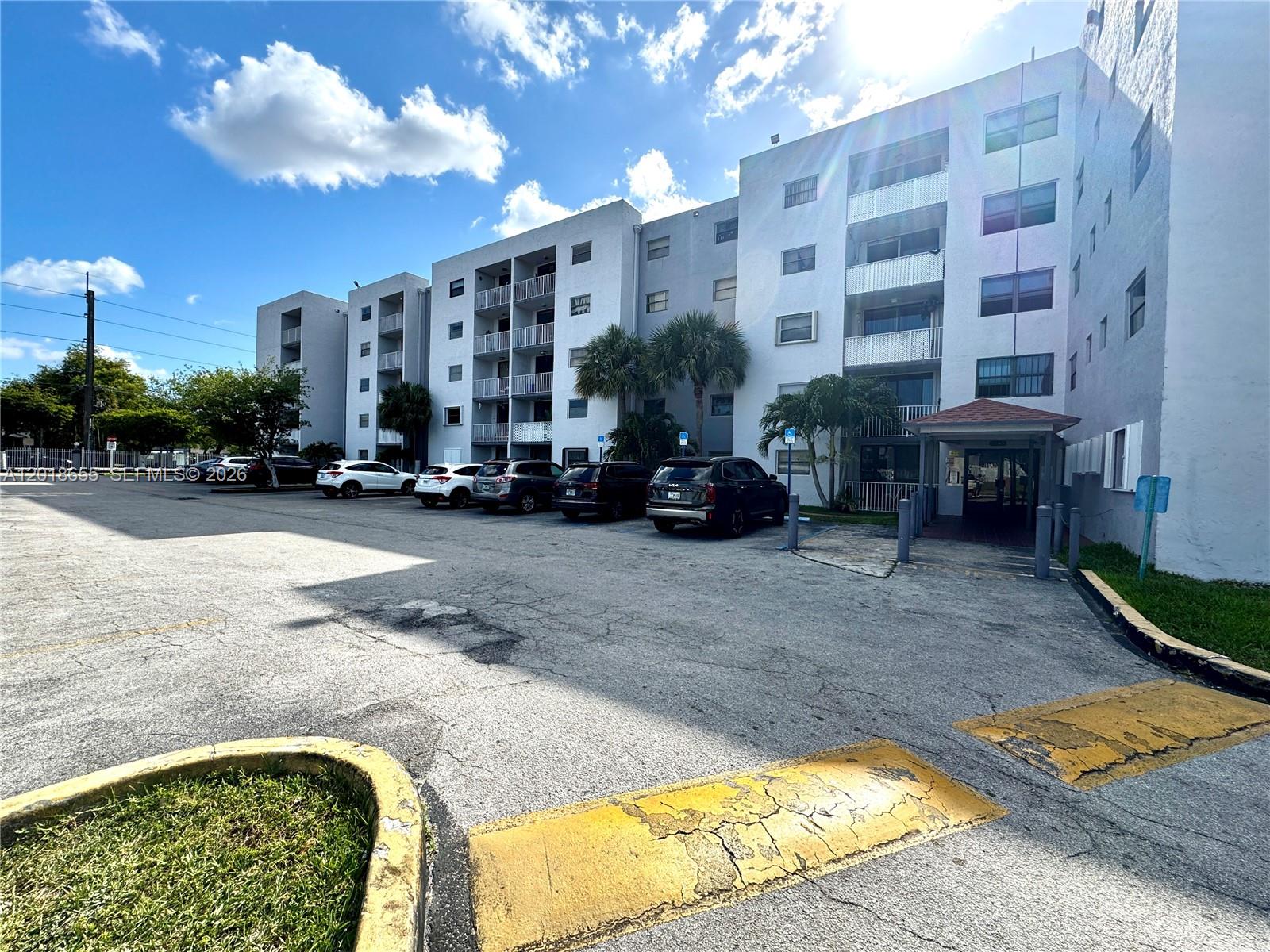 Fontainebleau Gardens Con