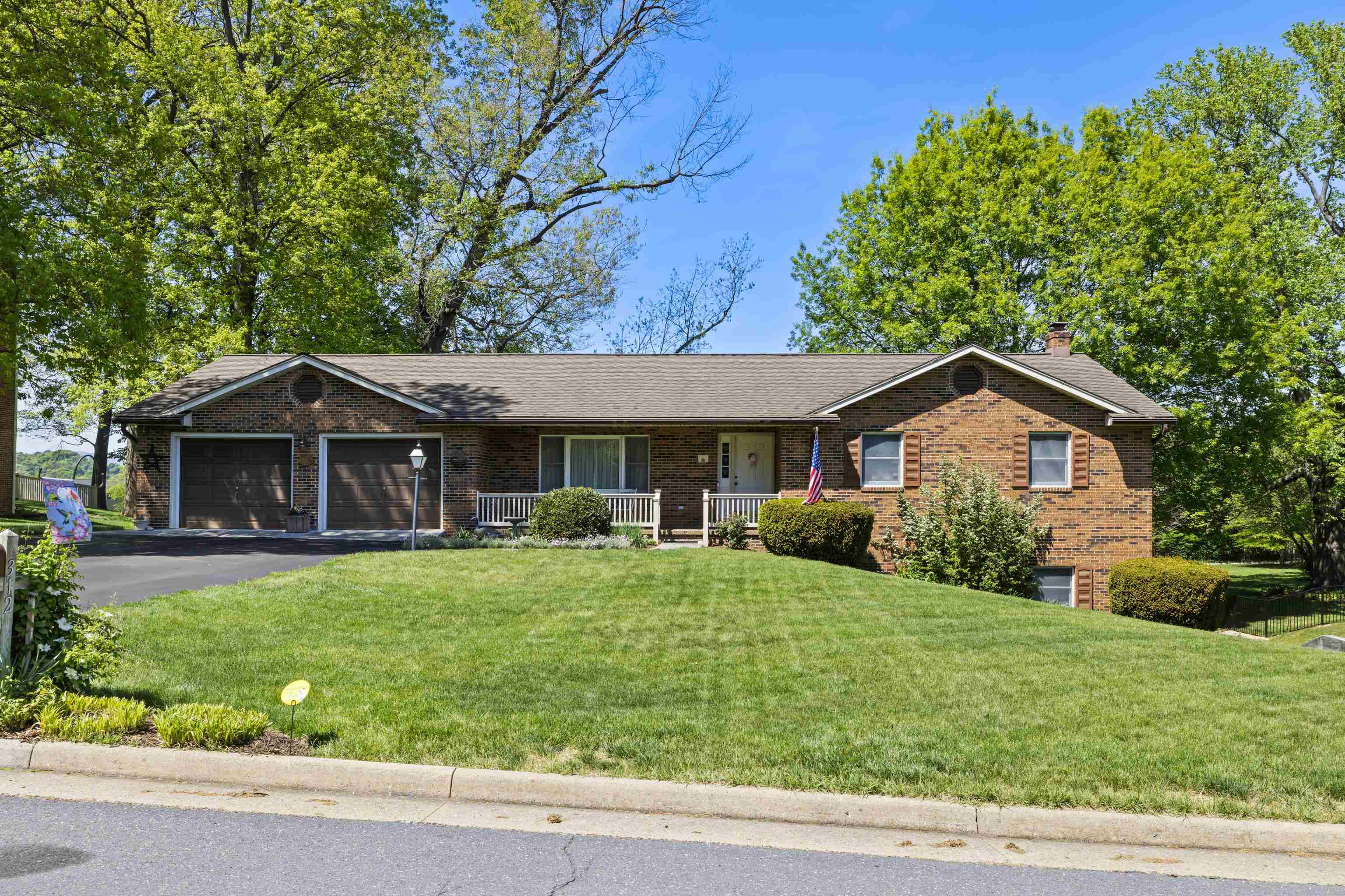 312 VICTORIA DR exterior