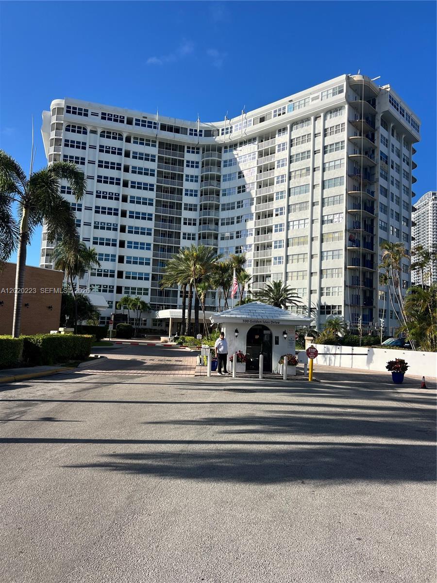 Lake Point Tower Condomin