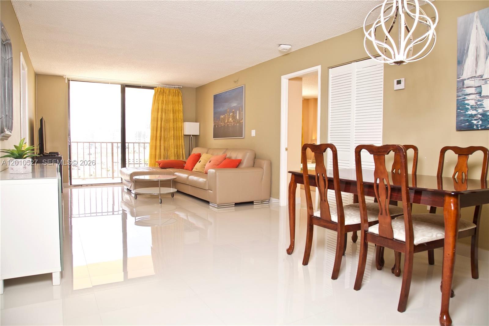 Winston Towers 600 Condo