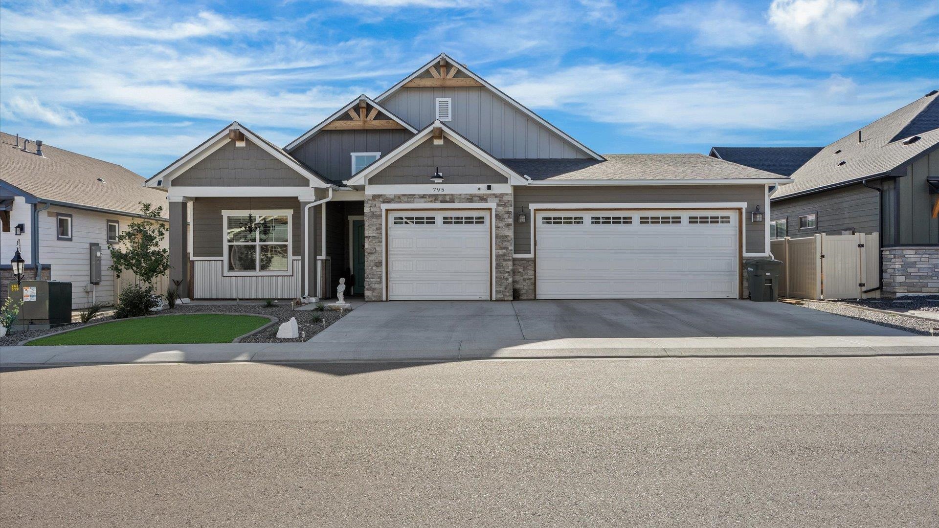 795 Spur Cross Way