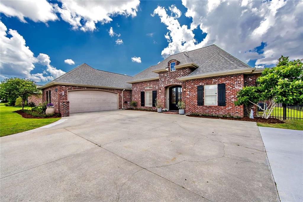 Homes for sale in Thibodaux, LA | 135 Bayou Lafourche Dr, Thibodaux, LA 70301 | MLS# 2559304