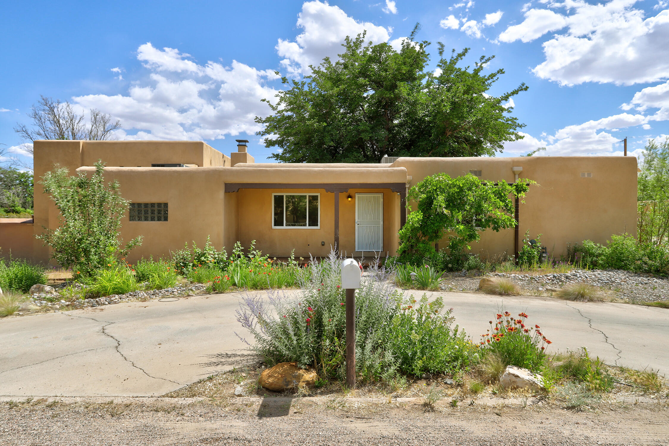 Homes for sale in Los Ranchos, NM | 712 Green Valley Rd Nw, Los Ranchos, NM 87107 | MLS# 1104289
