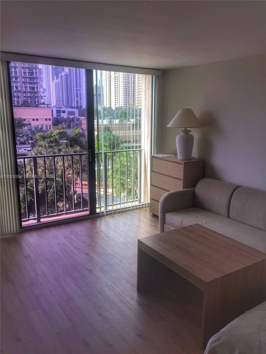 Winston Towers 600 Condo