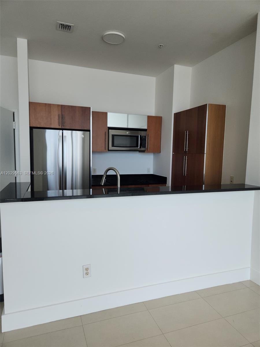 Met 1 Condo