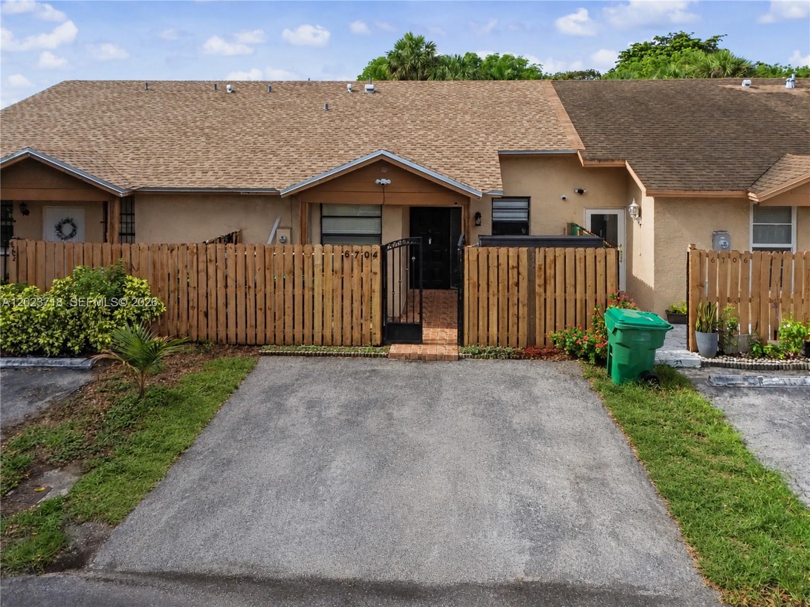 Country Lake Manors Townh
